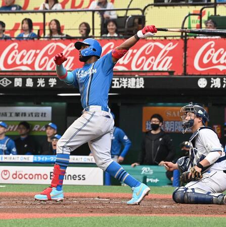 ９回、左中間越え本塁打を放つカストロ（撮影・持木克友）