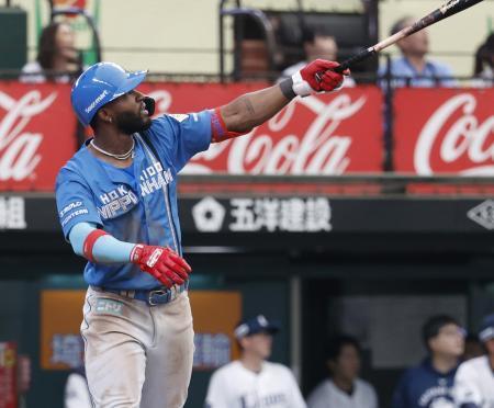 　９回日本ハム２死、カストロが左中間に決勝ソロを放つ＝ベルーナドーム