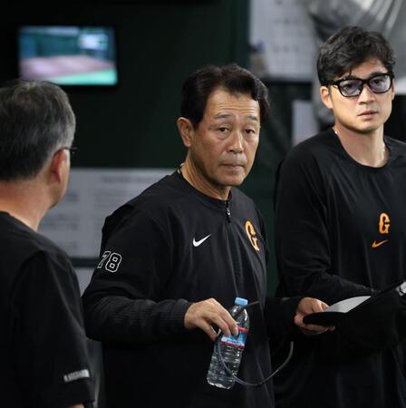 治療に向かう川相コーチ（撮影・佐々木彰尚）