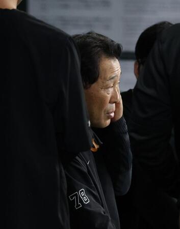 ベンチに座る川相コーチ（撮影・佐々木彰尚）