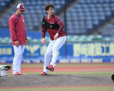 試合前の練習でマウンドの感触を確かめる前田（右）＝撮影・開出牧