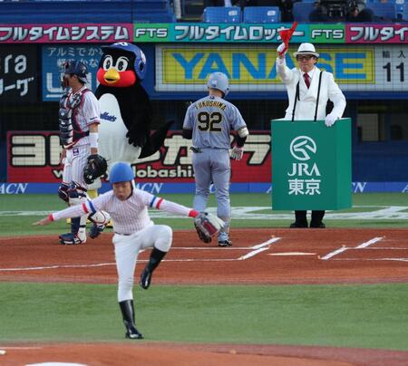 始球式を務めたＴＩＭのゴルゴ松本（左）とレッド吉田（撮影・金田祐二）