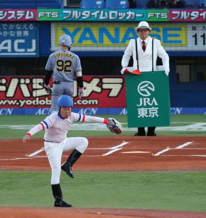 始球式を務めたＴＩＭのゴルゴ松本（左）とレッド吉田（撮影・金田祐二）