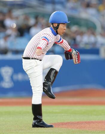 始球式の後、「命」ポーズを決めるＴＩＭのゴルゴ松本（撮影・西岡正）