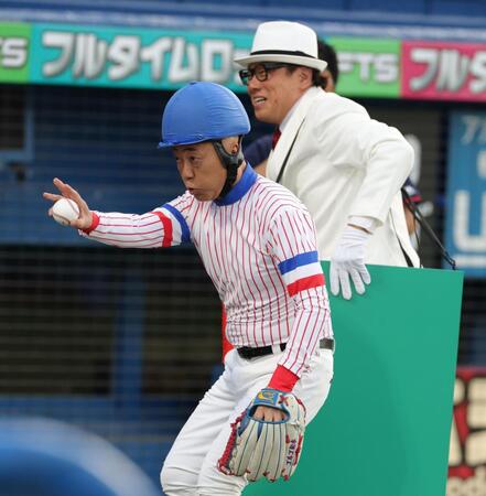 始球式を務めたＴＩＭのゴルゴ松本（手前）とレッド松本（撮影・西岡正）