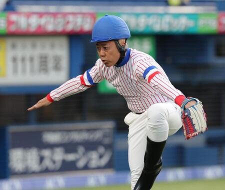 始球式の後、「命」ポーズを決めるＴＩＭのゴルゴ松本（撮影・西岡正）