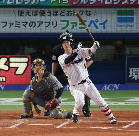 ２回、先制適時打を放つ古賀（撮影・金田祐二）