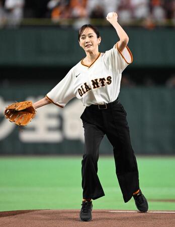 セレモニアルピッチに登場した前田敦子