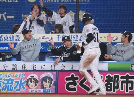 ６回、友杉のセーフティスクイズで生還した山本（右手前）とタッチを交わすサブロー監督（中央）＝撮影・開出牧