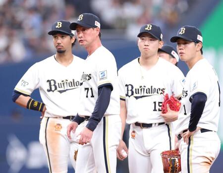 ８回表、勝ち越しを許した椋木（中央右）を降板させる岸田監督（同左）＝撮影・立川洋一郎