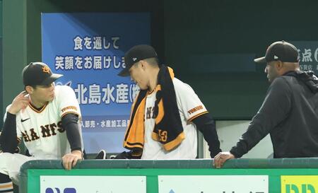 ５回裏終了時、ベンチを後にする則本（撮影・佐々木彰尚）