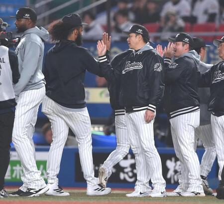 楽天の追撃をかわしジャクソン（左）らナインとタッチを交わすサブロー監督（撮影・開出牧）