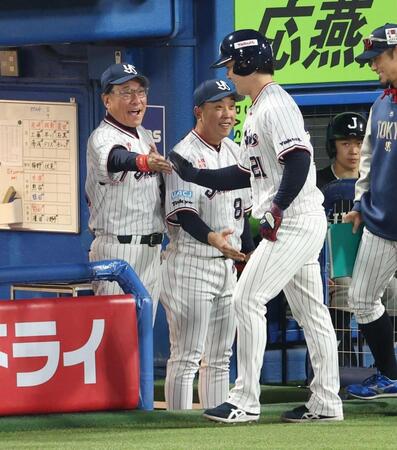 ２回、内山の２点打で生還の吉村を笑顔で迎える池山監督（撮影・金田祐二）