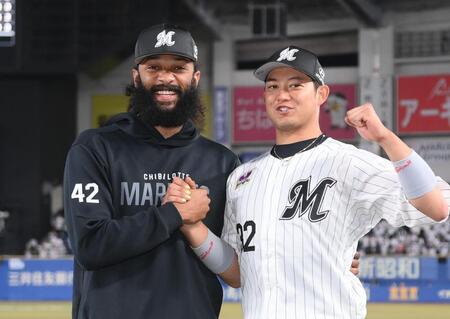 今季２勝目を挙げ佐藤（右）とがっちり握手を交わすジャクソン（撮影・開出牧）