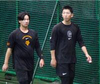 　今季初登板へ向け、投手練習に参加した戸郷（右）