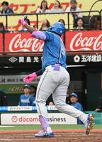 ８回、空振りの三振に倒れるレイエス（撮影・持木克友）