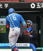 ９回勝ち越しの本塁を放ったカストロ（左）を迎える新庄監督（撮影・持木克友）