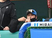 ８回、水分補給をする新庄監督（撮影・持木克友）