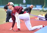 試合前の練習でチューブトレーニングをする前田健（撮影・開出牧）