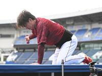 試合前の練習で鉄アレイを手にトレーニングする前田健（撮影・開出牧）