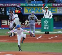 始球式を務めたＴＩＭのゴルゴ松本（左）とレッド吉田（撮影・金田祐二）