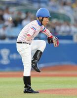 始球式の後、「命」ポーズを決めるＴＩＭのゴルゴ松本（撮影・西岡正）