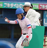 始球式を務めたＴＩＭのゴルゴ松本（手前）とレッド松本（撮影・西岡正）