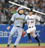 ２回、長岡に２点二塁打を浴び、４点目を失った才木（撮影・西岡正）