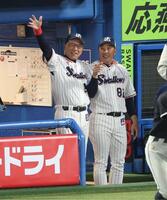 ２回、内山の２点打に喜ぶ池山監督（撮影・金田祐二）