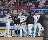 ５回、佐藤の右前適時打で先制のホームに滑り込みナインとタッチを交わす友杉（４）＝撮影・開出牧