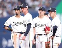 ８回表、勝ち越しを許した椋木（中央右）を降板させる岸田監督（同左）＝撮影・立川洋一郎