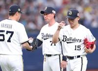 ８回表、勝ち越しを許した椋木（右）を降板させ、山田（左）にボールを手渡す岸田監督（撮影・立川洋一郎）