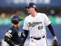 ６回、近藤（左）を一ゴロに打ち取るジェリー（撮影・立川洋一郎）