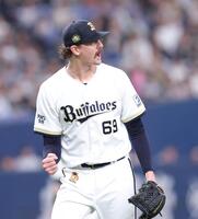 ５回、柳田を遊ゴロに打ち取ってほえるジェリー（撮影・立川洋一郎）