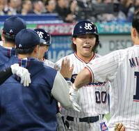 ７回、３ランを放ち、ナインとタッチを交わす赤羽（撮影・西岡正）