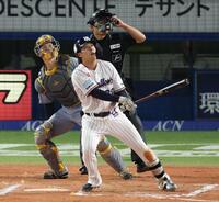 ８回、左越えに３ランを放つ赤羽（撮影・金田祐二）