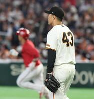 ５回、坂倉に３ランを浴びた則本（撮影・佐々木彰尚）