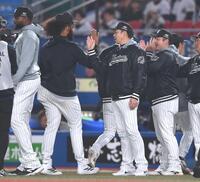 楽天の追撃をかわしジャクソン（左）らナインとタッチを交わすサブロー監督（撮影・開出牧）