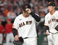 ４失点した５回を終え、ベンチに戻る先発・則本