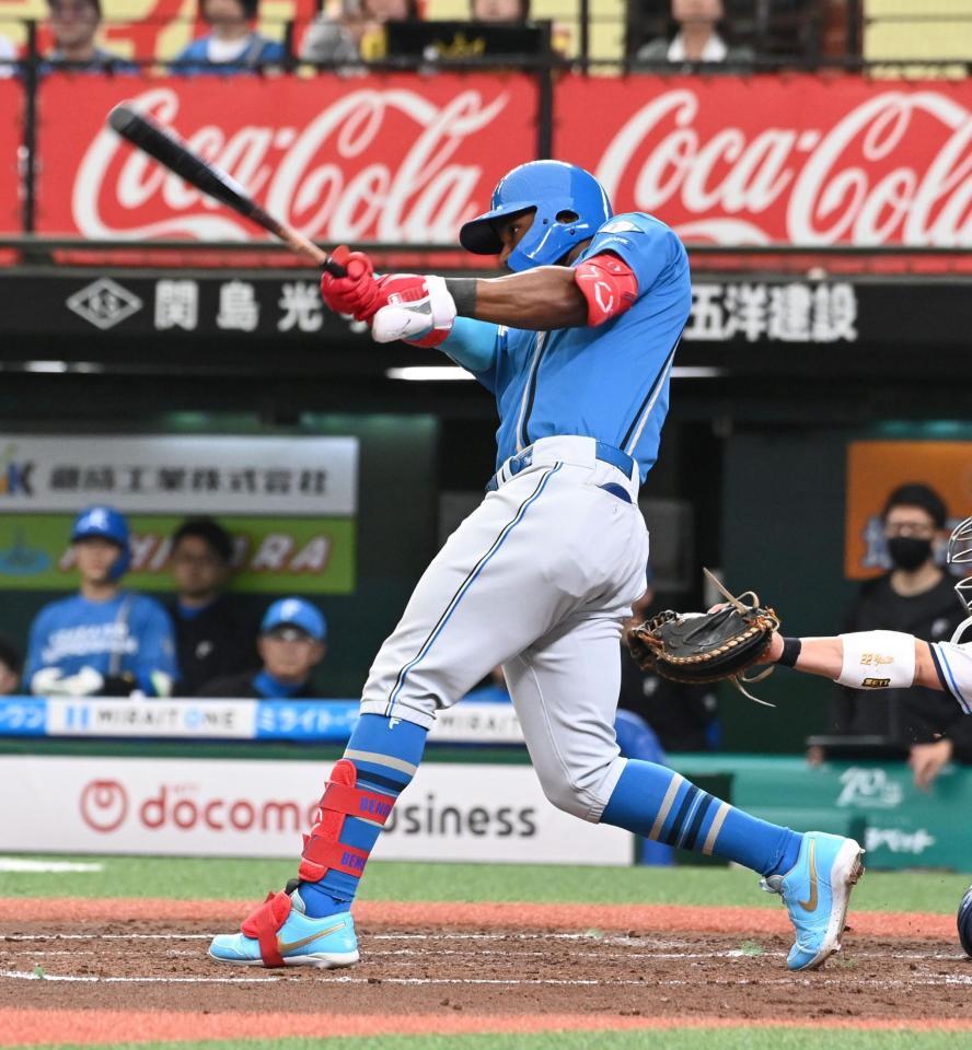 ５回、右越え適時二塁打を放つカストロ（撮影・持木克友）