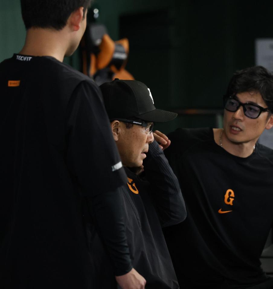 ベンチに座る川相コーチ（撮影・佐々木彰尚）