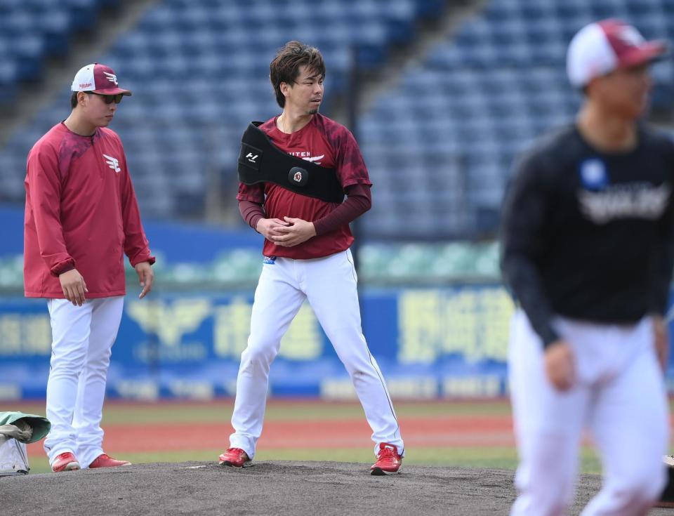 試合前の練習でマウンドに立ち感触を確かめる前田（右）＝撮影・開出牧
