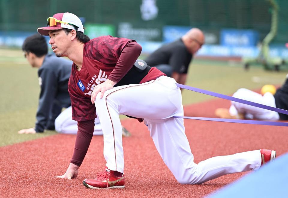 試合前の練習でチューブトレーニングをする前田健（撮影・開出牧）