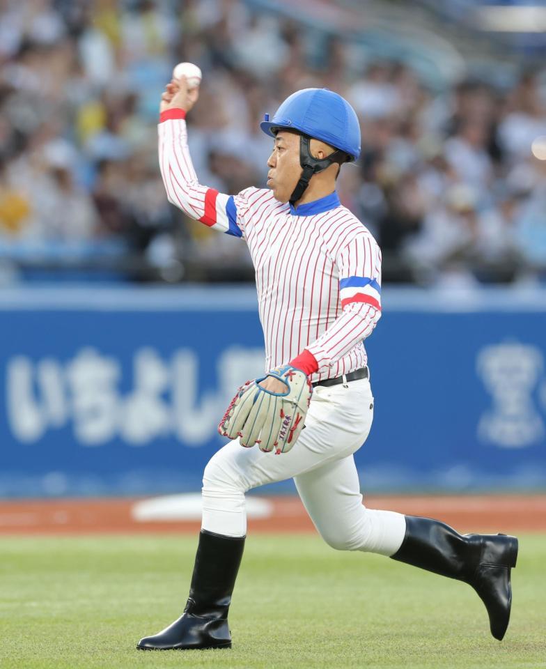 始球式をするＴＩＭのゴルゴ松本（撮影・西岡正）