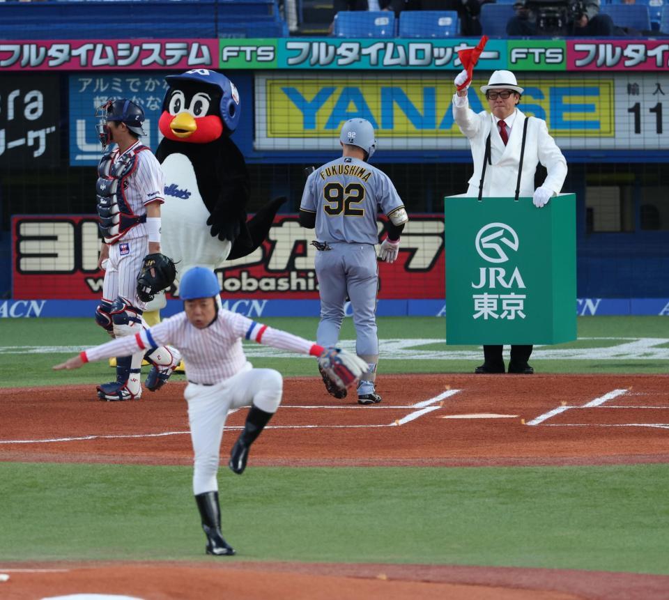 始球式を務めたＴＩＭのゴルゴ松本（左）とレッド吉田（撮影・金田祐二）