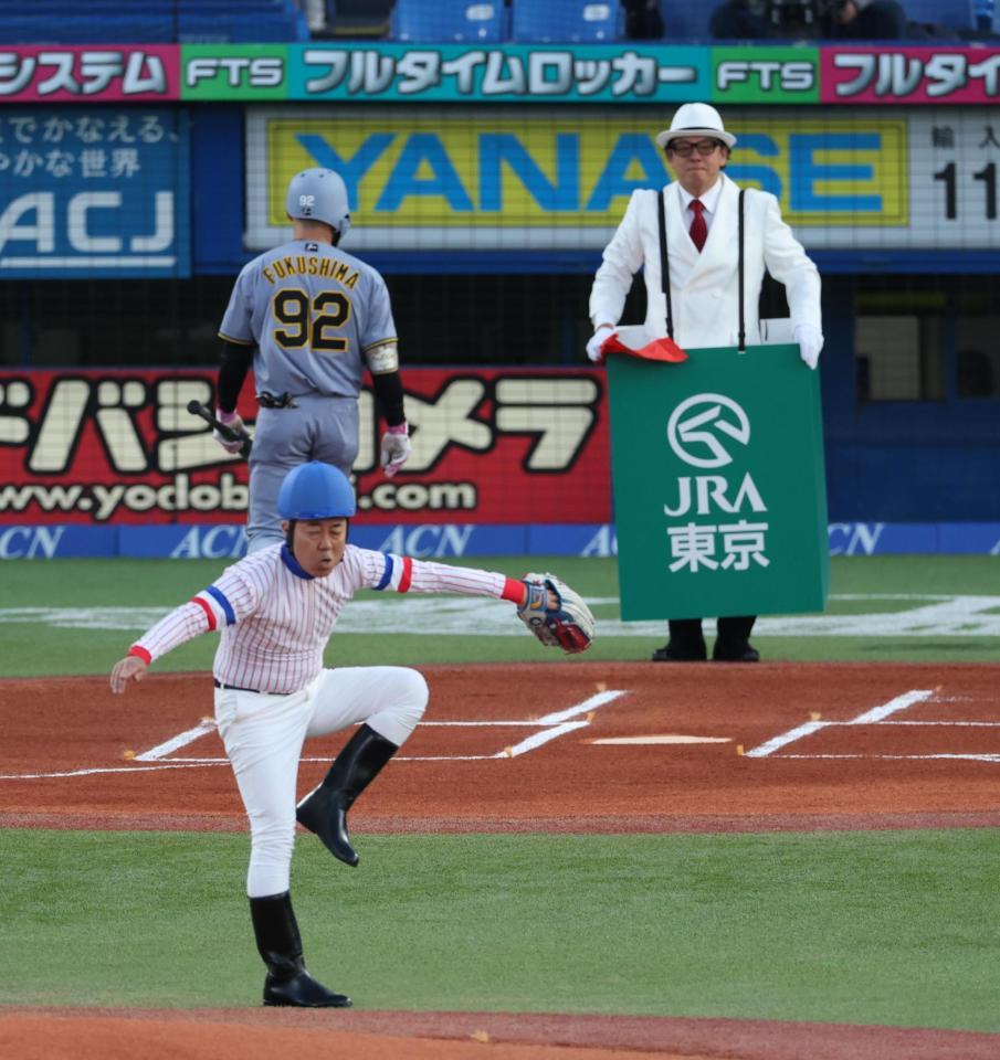 始球式を務めたＴＩＭのゴルゴ松本（左）とレッド吉田（撮影・金田祐二）