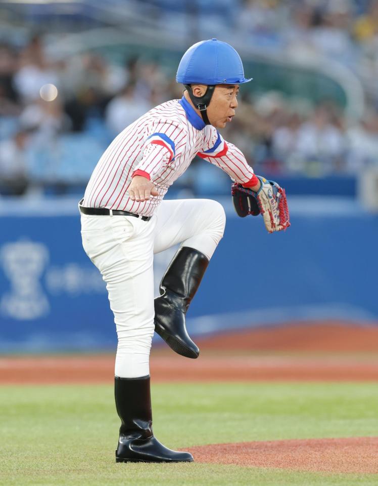 始球式の後、「命」ポーズを決めるＴＩＭのゴルゴ松本（撮影・西岡正）