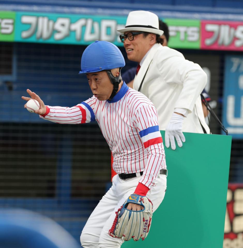 始球式を務めたＴＩＭのゴルゴ松本（手前）とレッド松本（撮影・西岡正）