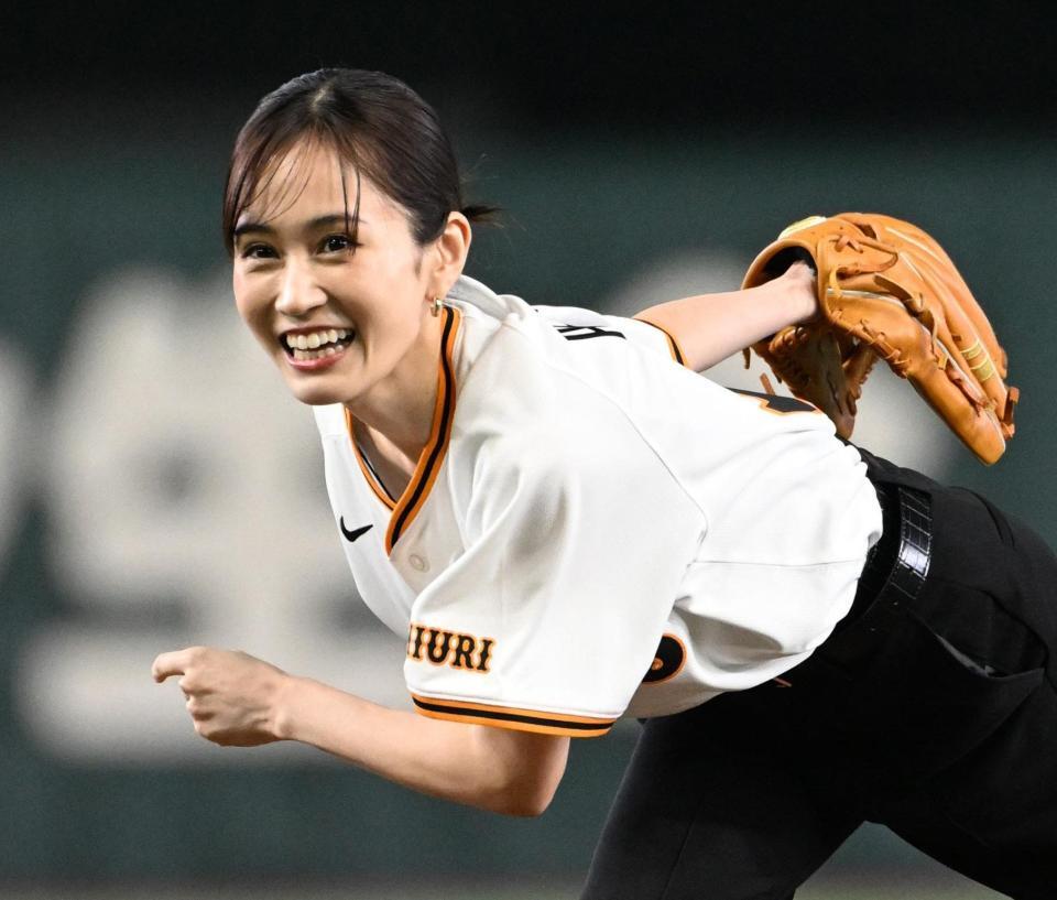 セレモニアルピッチに登場した前田敦子