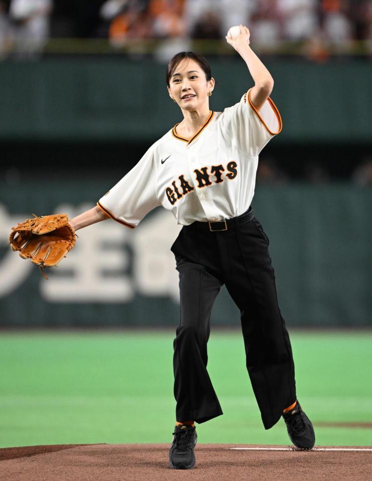 セレモニアルピッチに登場した前田敦子